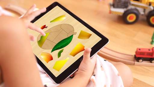 Play APK Kids Fruit Puzzles - Wooden Jigsaw  and enjoy Kids Fruit Puzzles - Wooden Jigsaw with UptoPlay com.skycap.Kids_Fruits_Wooden_Jigsaw