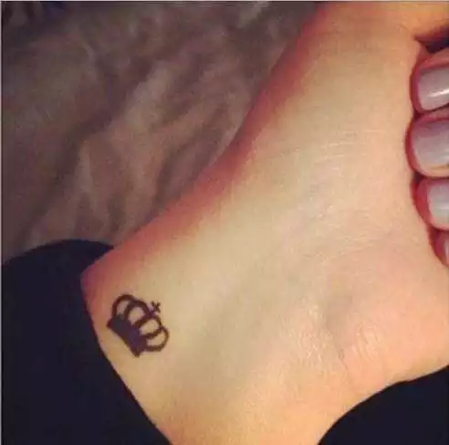 Play APK 80 Cute Small tattoo Designs  and enjoy 80 Cute Small tattoo Designs with UptoPlay com.sutaryo.cutesmalltattoodesigns