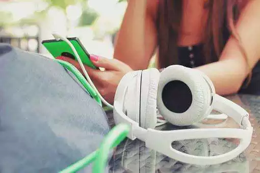 Play 88.2 FM Radio stations online  and enjoy 88.2 FM Radio stations online with UptoPlay