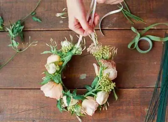 Play BIG FLORAL CROWN