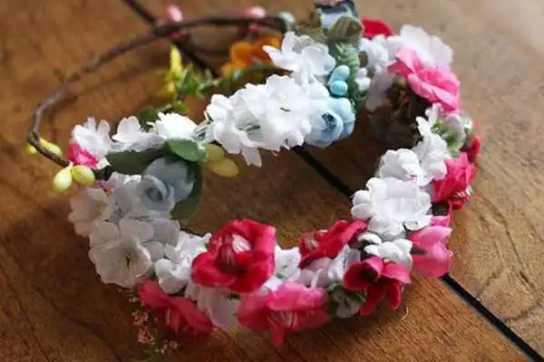 Play BIG FLORAL CROWN