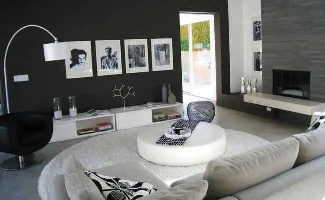 Play Black and white room paints