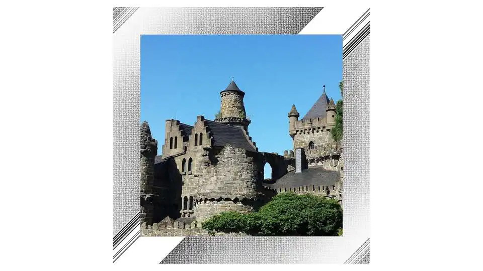 Free play online Castle Photo Frames  APK