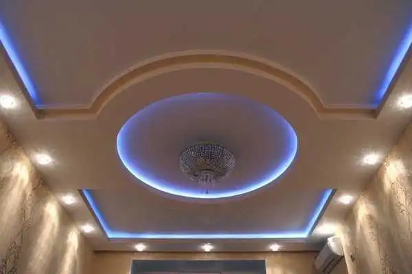 Play ceiling in the apartment