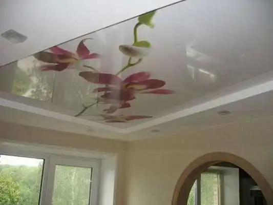 Play ceiling in the apartment