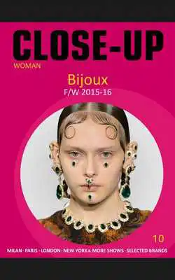 Play Close-Up Woman Bijoux