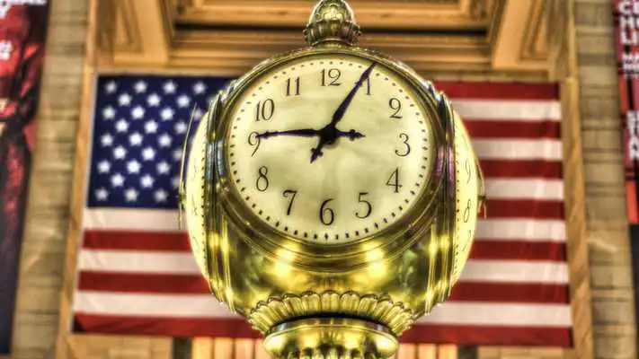 Play Creative clocks. LiveWallpaper
