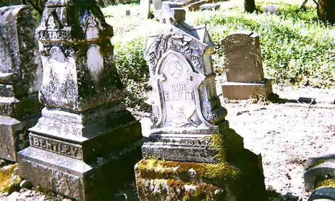 Play Creepy Cementery Escape