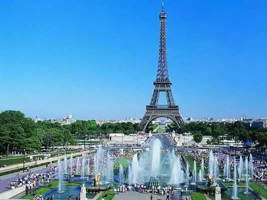 Play Cute Eiffel Tower Wallpapers