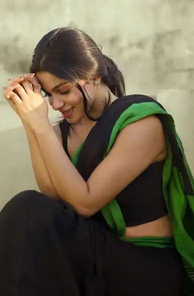 Play Divya Bharathi Wallpapers HD as an online game Divya Bharathi Wallpapers HD with UptoPlay