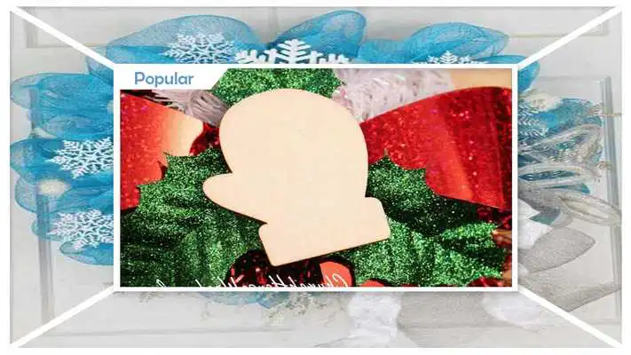 Play DIY Christmas Mitten Wreath Play DIY Christmas Mitten Wreath