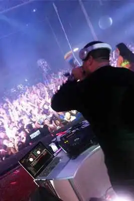 Play DJ C-LO
