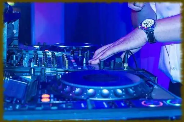 Play Djs Spinning wallpaper