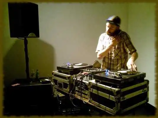 Play Djs Spinning wallpaper