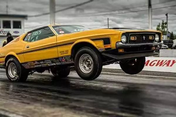 Play Drag racing wallpaper