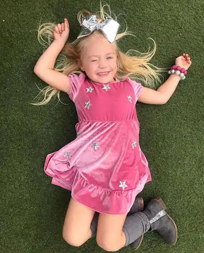 Play everleigh soutas wallpaper 2021  and enjoy everleigh soutas wallpaper 2021 with UptoPlay