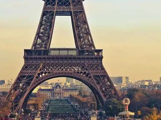 Play Free Eiffel Tower Wallpapers
