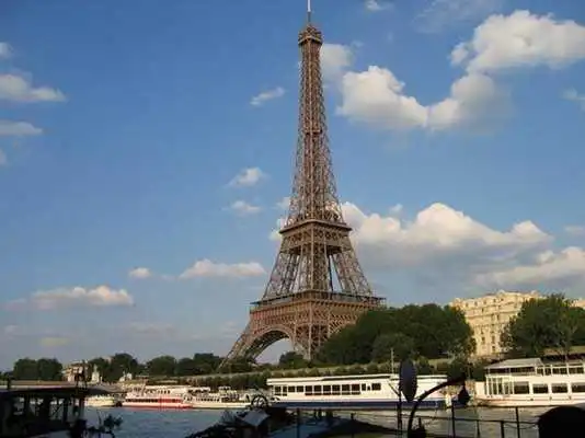Play Free Eiffel Tower Wallpapers