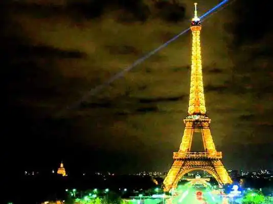 Play Free Eiffel Tower Wallpapers