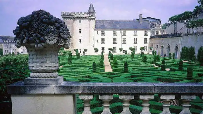 Play French chateaus. LiveWallpaper