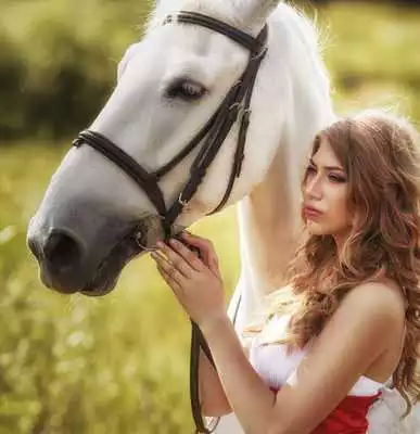 Play Girls and Horse wallpaper