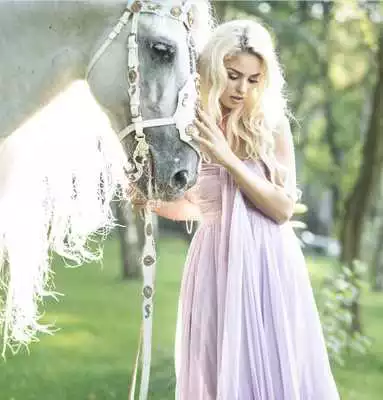 Play Girls and Horse wallpaper