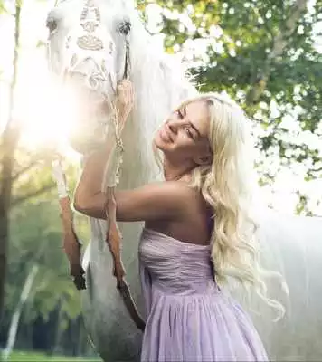 Play Girls and Horse wallpaper