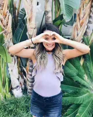 Play HD Annie Leblanc Wallpapers