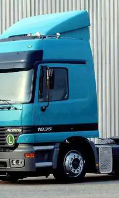 Play Jigsaw Mercedes Benz Actros