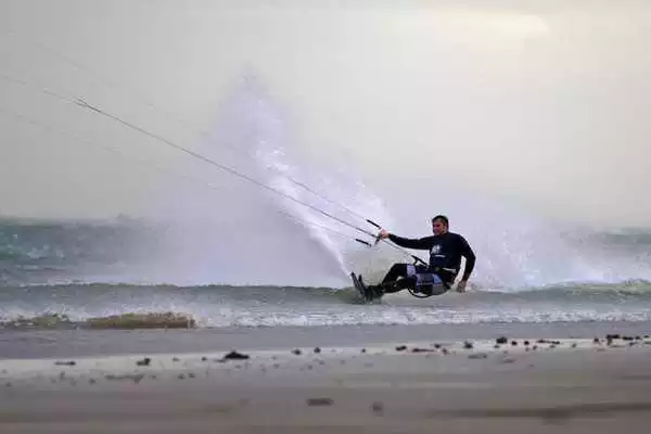 Play Kitesurfing Lessons