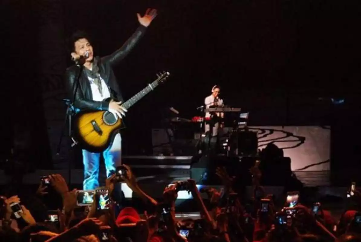 Play Kunci Gitar Lirik Lagu Lengkap