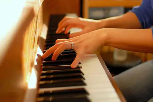 Play Learn to play the piano as an online game Learn to play the piano with UptoPlay