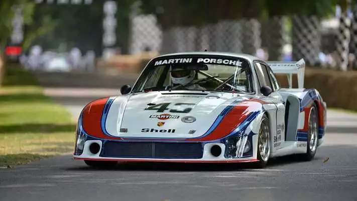 Play Porsche Le Mans Racing Car