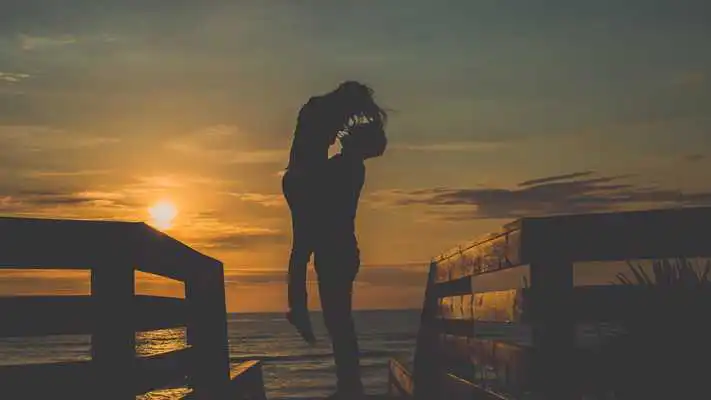 Play Romantic silhouette. Wallpaper