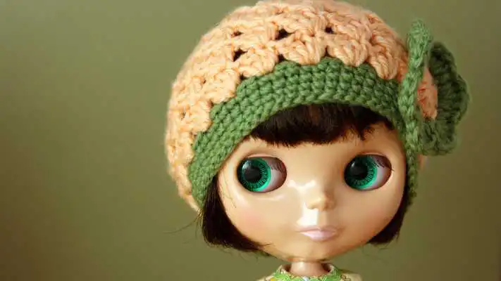 Play Sad doll. Live wallpaper