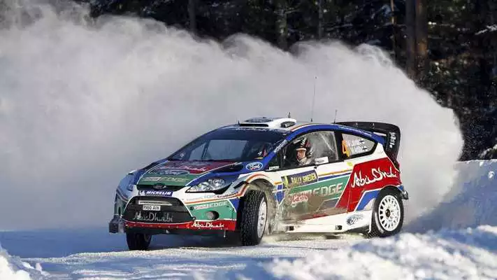 Play Snow Rally Car Wallpaper
