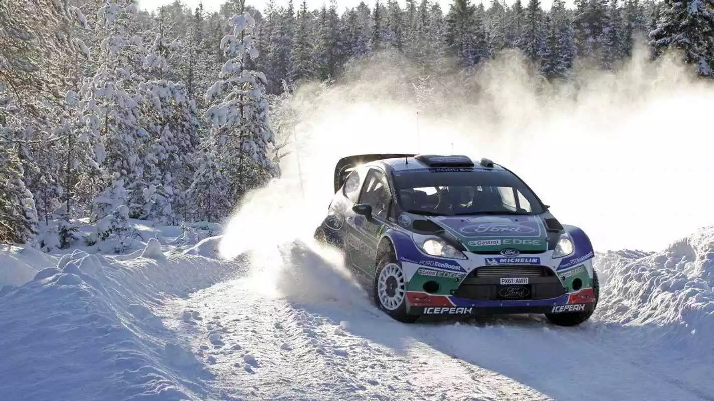 Play Snow Rally Car Wallpaper