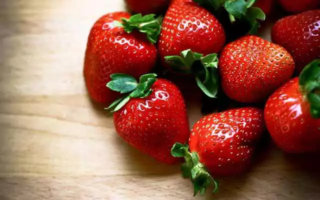 Play Strawberry Live Wallpapper