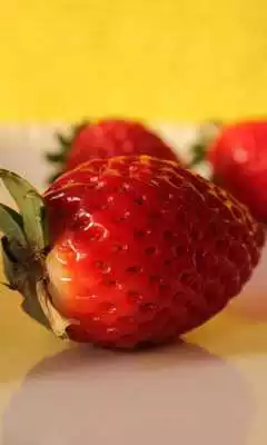 Play Strawberry Wallpaper