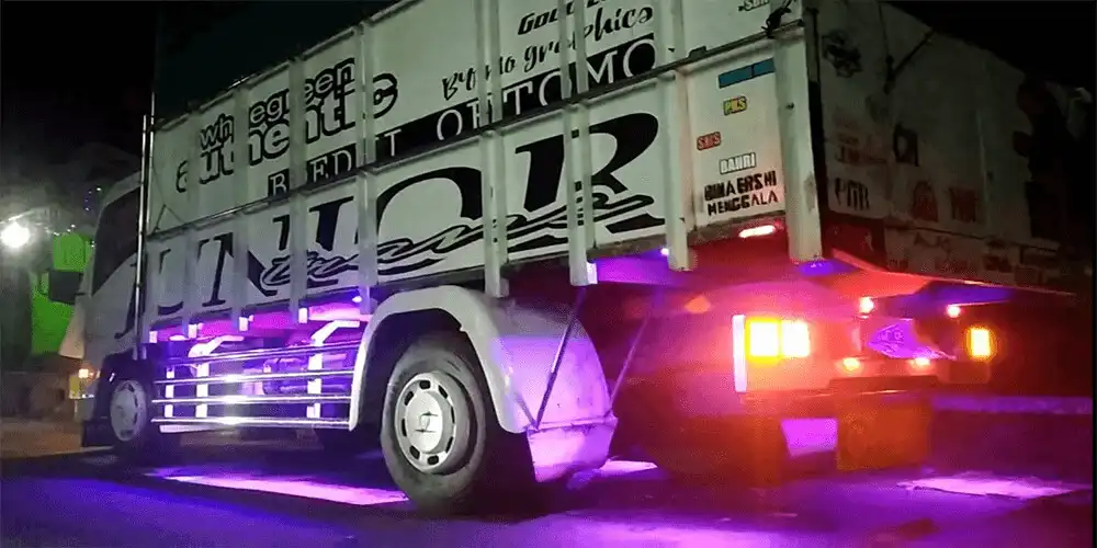 Play Truk Lampu Kolong Bussid as an online game Truk Lampu Kolong Bussid with UptoPlay