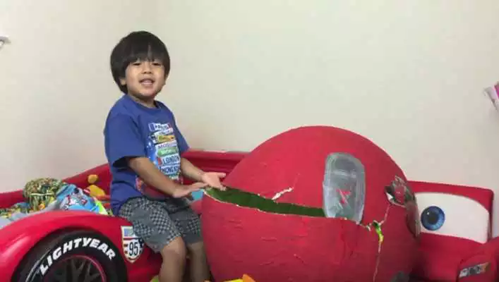 Play Video RyanToysReview