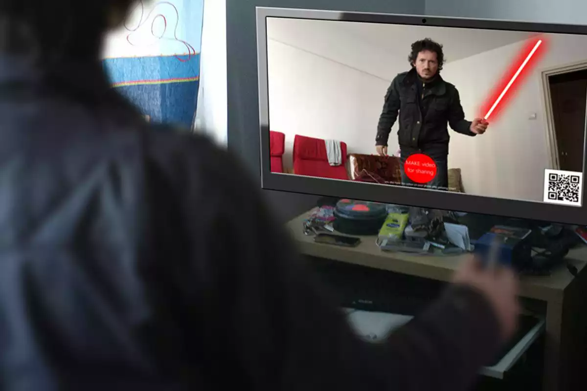 Play virtual Lightsaber