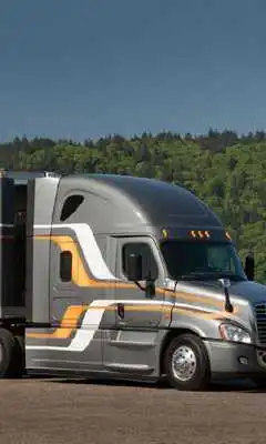 Play Wallp Freightliner Cargo Truck