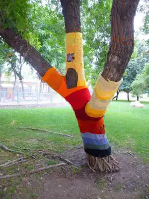 Play Yarn Bombing
